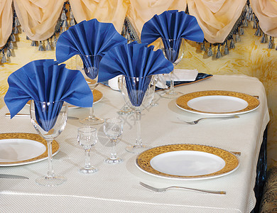 准备的表格餐巾蓝色食物餐厅酒杯银器桌子午餐玻璃餐饮图片