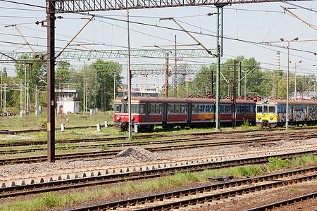 铁路电气化系统力量火车旅行运输工业建造铁轨绿色金属天空图片