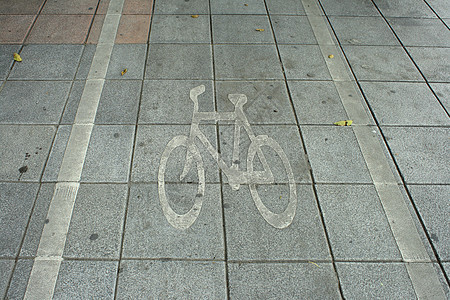 城市中的自行车车道人行道信号小路运输旅行安全树木驾驶交通路标图片