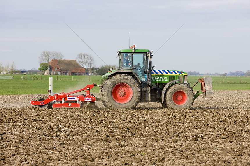 荷兰弗里斯兰Friesland的田地拖拉机农村栽培机器车辆农业机械国家农场农具生长农业图片
