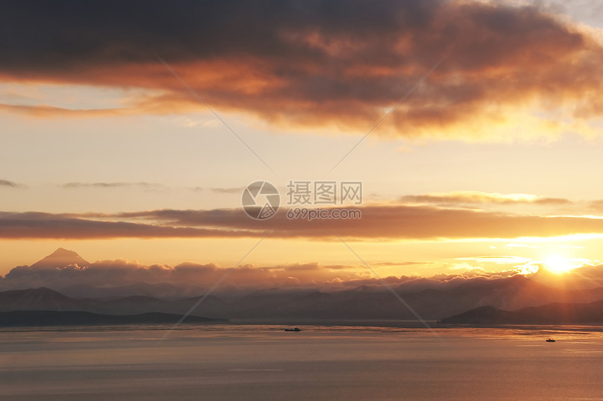 卡姆恰特卡海湾天空地震远景海景野生动物巡航游客火山岩石海滩图片