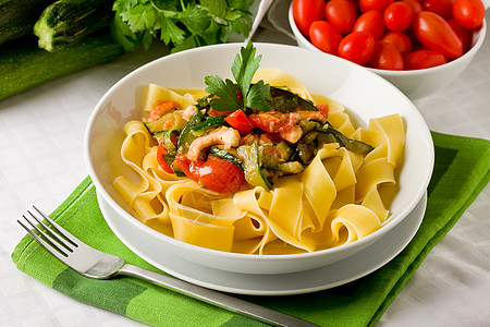 与Zucchini和Shrimps 2的面食蔬菜面条树叶食物甲壳类西红柿美食餐巾香菜动物图片