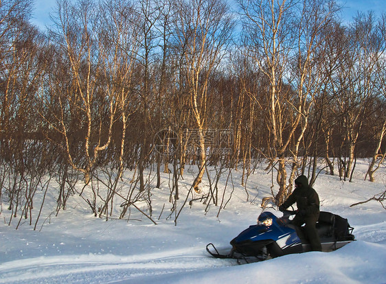 雪地移动骑士力量机器冒险晴天太阳爬坡竞赛滑雪风景图片