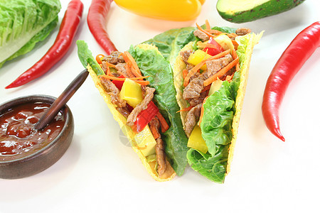 墨西哥有牛肉的墨西哥玉米饼小吃乡村胡椒蔬菜食物辣椒盘子专业图片