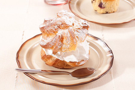 奶油泡芙甜点盘子桌子美食糖粉糕点食物白色图片
