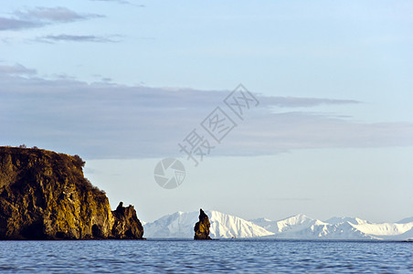 海湾海岸风景波浪岩石季节地理山脉背景天空大海图片