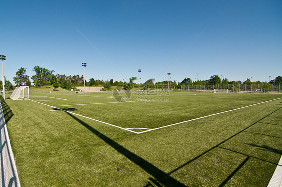 新建足球场足球线条运动水平设施场地栅栏操场体育草坪图片