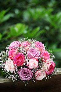 Bride - 粉红和紫色的玫瑰花束高清图片