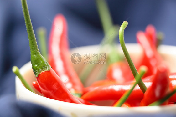 碗中红胡椒蔬菜香料味道辣椒白色红色寒冷宏观食物烹饪图片