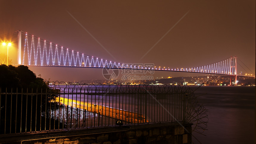 伊斯坦布尔Bosphorus上空的夜空图片