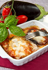 紫茄子智利茄子茄子盘子食谱餐厅白色美味烹饪烧烤食物桌子美食背景