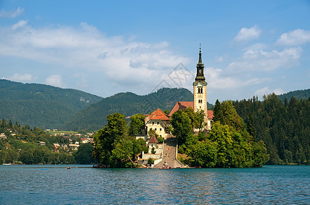 斯洛文尼亚的Lake Bled地方山峰风景森林村庄风光树木天空山脉色彩图片