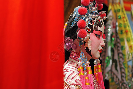 中文歌剧木偶和红布作为文字空间 是一个玩具 不是化妆品女士娱乐节日旅游戏剧艺术演员翅膀文化图片