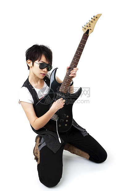 朋克摇滚明星拿着吉他青少年女孩艺术家岩石吉他手太阳镜乐趣女士音乐膝盖图片