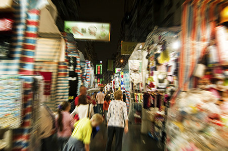 香港夜市零售街道商业市场摊位购物者场景顾客生活信号图片