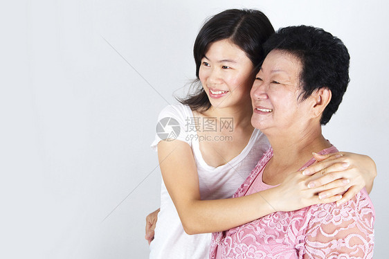 年老母亲和女儿成人家庭幸福长老女孩退休快乐祖母父母拥抱图片