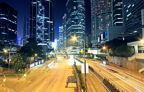 穿越城市的交通交通被视为光线通道地标建筑日落市中心旅行景观公共汽车摩天大楼运输戏剧性图片