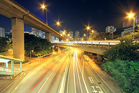 穿越城市的交通交通被视为光线通道景观天空戏剧性旅行建筑公共汽车地标日落办公室运输图片