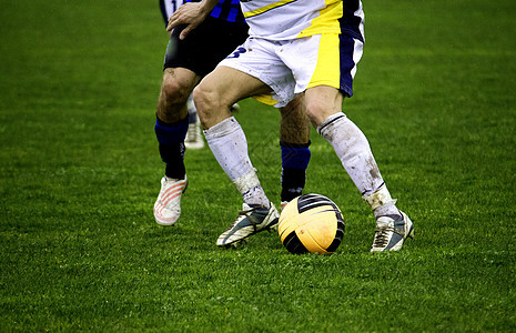 在足球比赛中保护球赛 Name运动男人竞赛乐趣守门员玩家联盟运球游戏图片