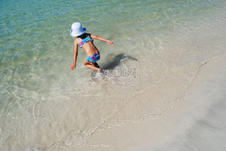在水中游戏海岸游泳孩子女性跑步晴天蓝色假期女孩海岸线图片