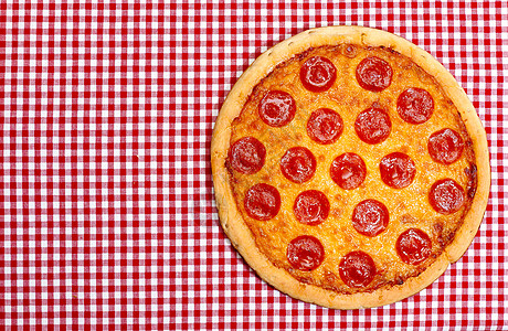 整个辣椒尼披萨食物浇头红色午餐垃圾圆圈馅饼桌布餐厅脆皮图片