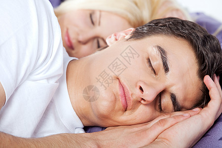 晚睡的情侣图片