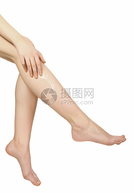 两条有润湿剂体奶油的女双腿手指保健橘皮剥皮卫生美甲女性皮肤润肤治疗图片