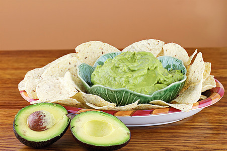 阿沃卡多和瓜卡莫勒盘子小吃蔬菜宏观食物酱汁桌子木头水平绿色图片