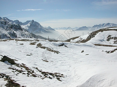 伯尔尼纳薄雾冰川山脉发动机场景滑雪运动全景图片