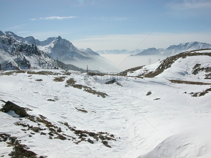 伯尔尼纳薄雾冰川山脉发动机场景滑雪运动全景图片