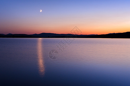 Pablo 国家野生动物保护区和美国蒙大拿州莱克县黄昏时的月亮图片