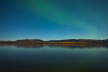 在平静的湖边 北极光和落色场地极光反射北极星蓝色月光磁场粒子天文学天空图片