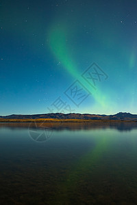 在平静的湖边 北极光和落色天空磁层月亮天文学月光反射蓝色白马场地镜子图片