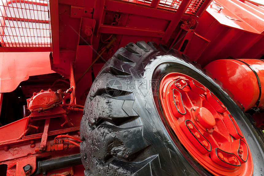巨型古金采矿卡车前线钻机橡皮运输中心地球轮胎倾倒矿业柴油机机器图片