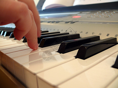 手持钢琴键盘旋律韵律长处音乐家音乐女性钥匙合成器娱乐音乐会图片
