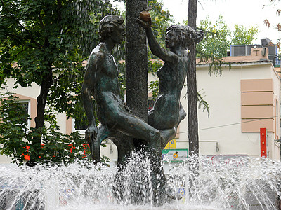 喷泉雕塑在莫斯科的亚当和夏娃不老泉背景