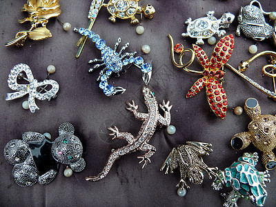俄罗斯市的bijouterie市场艺术饰品贸易配饰珠宝团体项链吊坠纪念品首饰图片