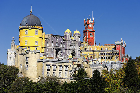 佩纳城堡历史地标蓝色黄色爬坡道遗产世界遗产全景建筑图片