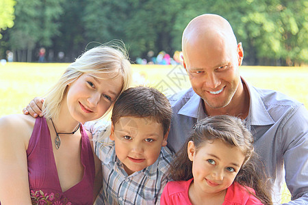 幸福家庭团体肖像父亲男孩笑声姐姐游戏妈妈兄弟公园微笑女孩图片