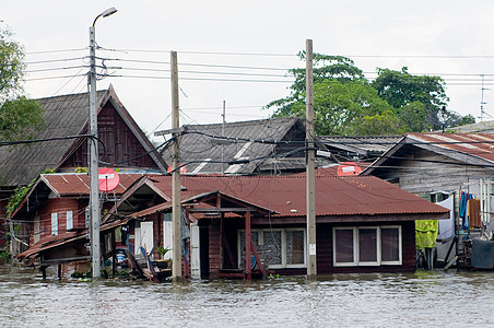 泰国曼谷的洪水淹水房屋建筑气候房子社区灾难季风城市热带季节环境图片