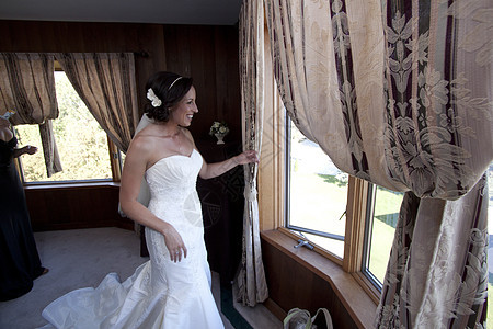 新娘准备结婚典礼了仪式婚姻已婚房间敷料裙子婚礼图片