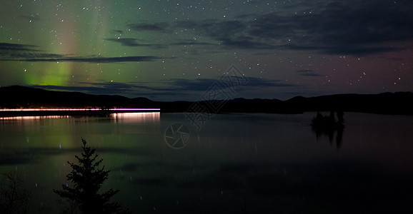 湖边黑暗路面的星光和北极光粒子反射地区镜子磁层天空白马磁场星星场地图片