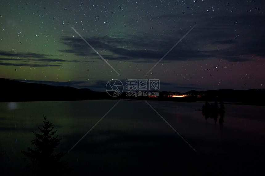 湖边黑暗路面的星光和北极光天文学反射镜子天空白马夜星极光场地星星磁场图片