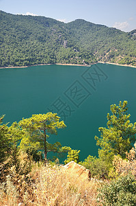 山区湖晴天岩石环境天空旅游树木木头顶峰美丽娱乐图片