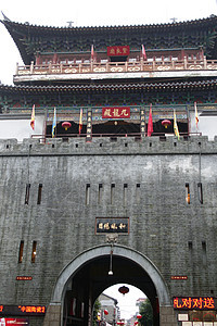 洛阳老城的城门建筑雕塑旅游天空传统历史旗帜旅行文化城市图片