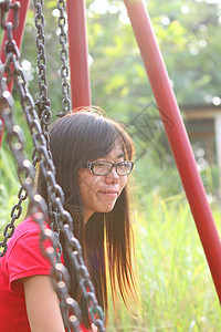 亚裔女孩在公园里微笑韩国人高清图片素材