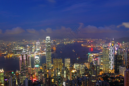 晚上在香港的办公大楼摩天大楼天空港口场景金融商业旅行玻璃市中心经济图片