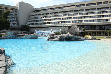有热带酒吧和游泳池的旅馆图片