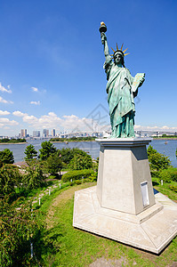 自由神像和东京天桥城市天际市中心蓝天设施游客景观港区旅游摩天大楼图片