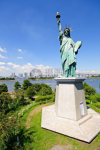 自由神像和东京天桥城市天际市中心蓝天设施游客景观港区旅游摩天大楼图片